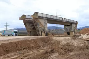 Die alte Brücke in der Oskar-von-Miller-Straße wurde im März abgerissen. 