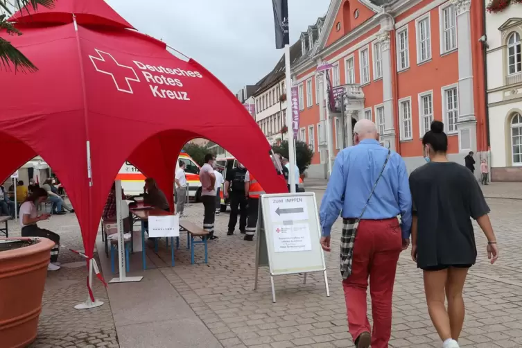 Am Wahlsonntag: Passanten konnten die Geschäfte und eine Impfstation an der Alten Münz besuchen.