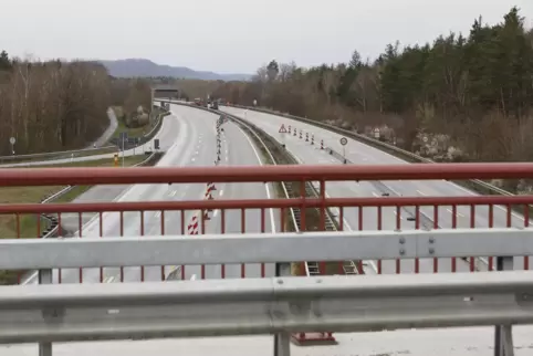 Die neue Brücke, die bei Einsiedlerhof über die Fahrbahnen führt, wird am Wochenende von ihrer sogenannten Überbauschalung befre