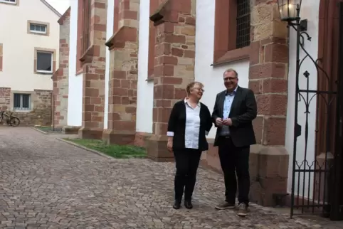 Pfarrerin Julia Heller und Bürgermeister Torsten Bechtel freuen sich über den barrierefreien Zugangsbereich zur Protestantischen