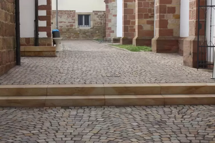 Hindernis f&uuml;r Rollst&uuml;hle: zwei neue Stufen. 