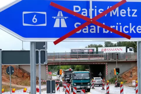 Aus Richtung Bexbach fotografiert: Dieses Teilstück der Autobahn-Doppelbrücke wird vom kommenden Freitag an abgerissen.