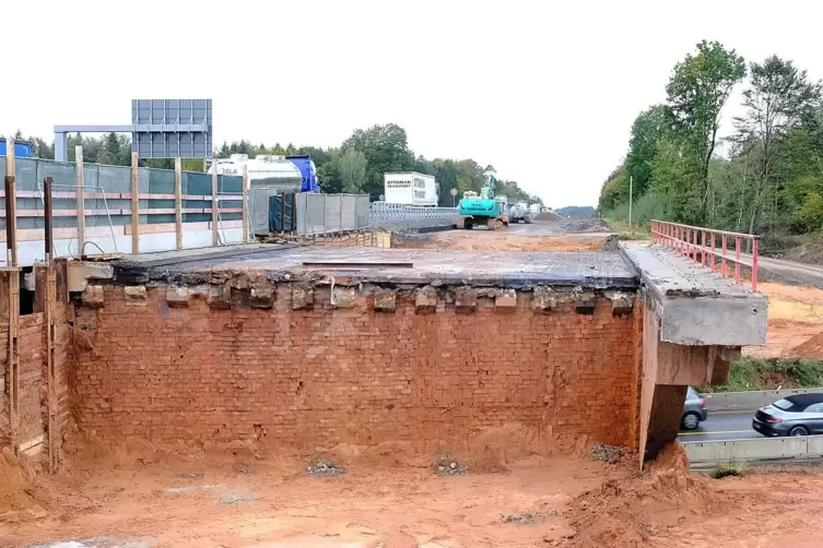 Das n&ouml;rdliche Teilbauwerk, von der Seite aus betrachtet: Neben der Br&uuml;cke wurde die alte Fahrbahn bereits abgetragen.