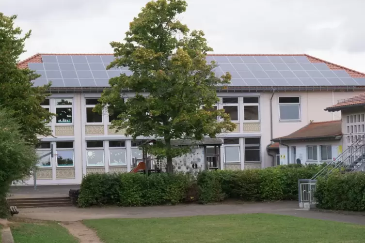 Auf fast allen Dächern der verbandsgemeindeeigenen Gebäude – hier die Marienschule in Hauenstein – ist Fotovoltaik installiert. 