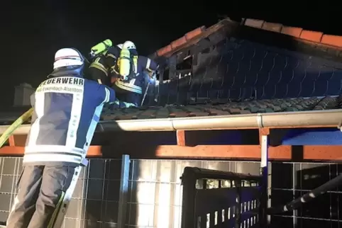 Das Feuer griff auf das Dach des benachbarten Wohnhauses über. 