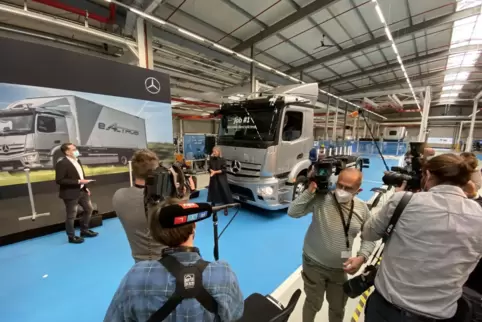 Produktionsstart: Der erste E-Actros fährt vor.