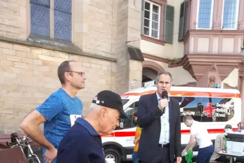 Landrat Dietmar Seefeldt (rechts, mit Mikrofon), bei der Eröffnung in der Bad Bergzaberner Innenstadt: links neben ihm Dekan Die