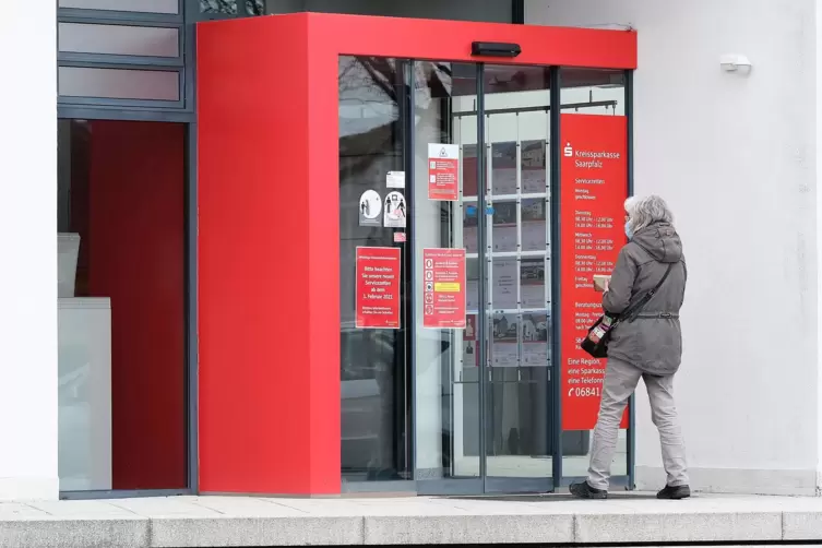 Auch in der Einöder Filiale der Kreissparkasse Saarpfalz kann man sich am Montag nur an den Automaten bedienen. 