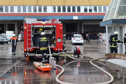 Die Werksfeuerwehr von Profine übte gemeinsam mit der städtischen Feuerwehr den Brandfall in einem Bürogebäude.
