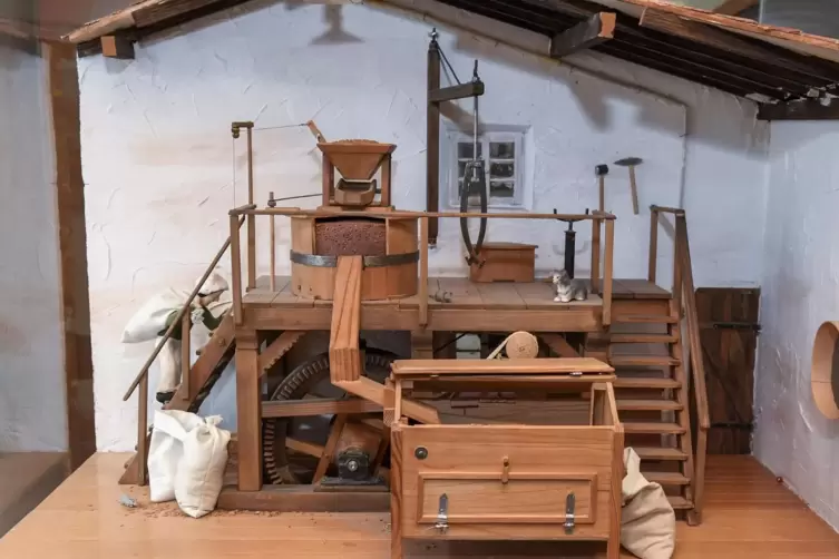 Ein Mitglied des M&uuml;hlenvereins baute in m&uuml;hevoller Handarbeit die M&uuml;hle als Miniaturmodell nach.