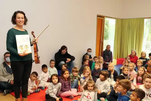 Autorin und Musikerin Marie-Luise Dingler macht den Kindern im Haus des Kindes Lust auf Musik. 