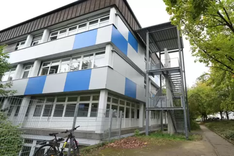 Einer der neuen Treppentürme am Hans-Purrmann-Gymnasium: Die Tür hätte laut Stadt funktioniert, wenn die Technik mitgespielt hät Einer der neuen Treppentürme am Hans-Purrmann-Gymnasium: Die Tür hätte laut Stadt funktioniert, wenn die Technik mitgespielt hät