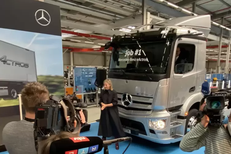 Medienrummel: Karin Rådström, Mitglied des Vorstands der Daimler Truck AG und der erste eActros vom Band. 