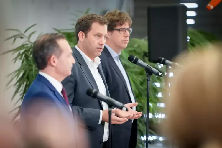FDP-Generalsekretär Volker Wissing, Lars Klingbeil, SPD-Generalsekretär, und Michael Kellner, Politischer Bundesgeschäftsführer 