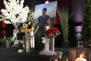 Lebenslustig, hilfsbereit, charismatisch, intelligent: So beschreibt seine Mutter während der Trauerfeier den erschossenen Alex 