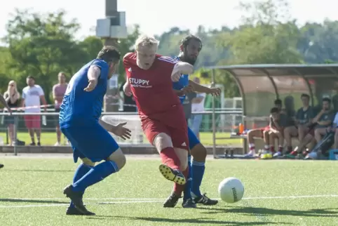 Früher schoss er für die TSG Kaiserslautern Tore. In dieser Saison trifft er für den FC Otterbach: Maximilian Lauhoff (im roten 