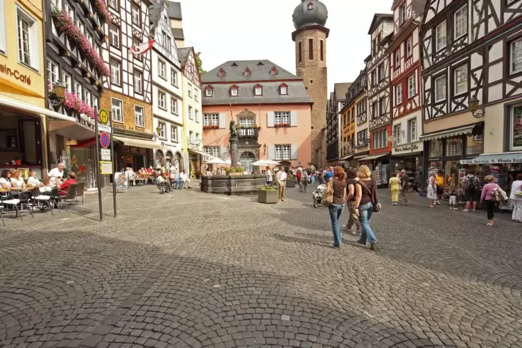 Vom Fachwerk gepr&auml;gt: Marktplatz mit dem Rathaus und dem Martinsbrunnen.
