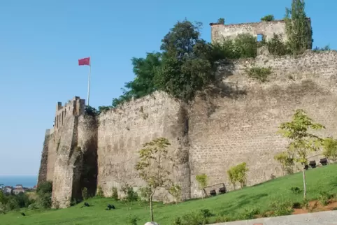 Große Geschichte: Die Reste der byzantinischen Zitadelle aus dem 13./14. Jahrhundert in Trabzon, dem historischen Trapezunt. 