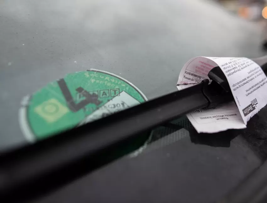Unberechtigtes Parken auf Behindertenparkplätzen kostet jetzt 55 statt 35 Euro.