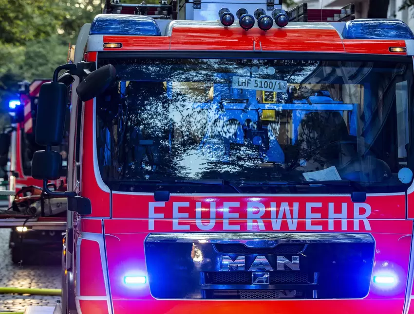 Wer eine Feuerwehrzufahrt zuparkt oder ein Feuerwehrfahrzeug behindert, darf jetzt 100 Euro zahlen.