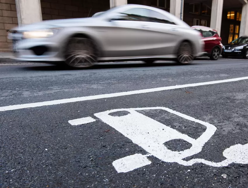 Neu: Falschparken auf Carsharing- und Elektroautoparkplätzen kostet nun 55Euro.