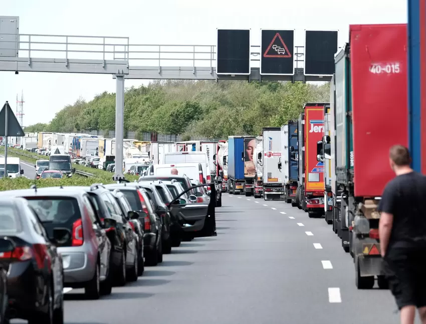 Keine Rettungsgasse bilden oder sie sogar selbst nutzen, kostet jetzt zwischen 200 und 320 Euro.