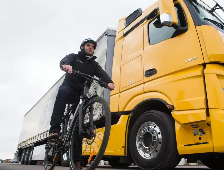 LKW müssen innerorts nun mit Schrittgeschwindigkeit abbiegen. Ansonsten zahlt der Fahrer 70 Euro.