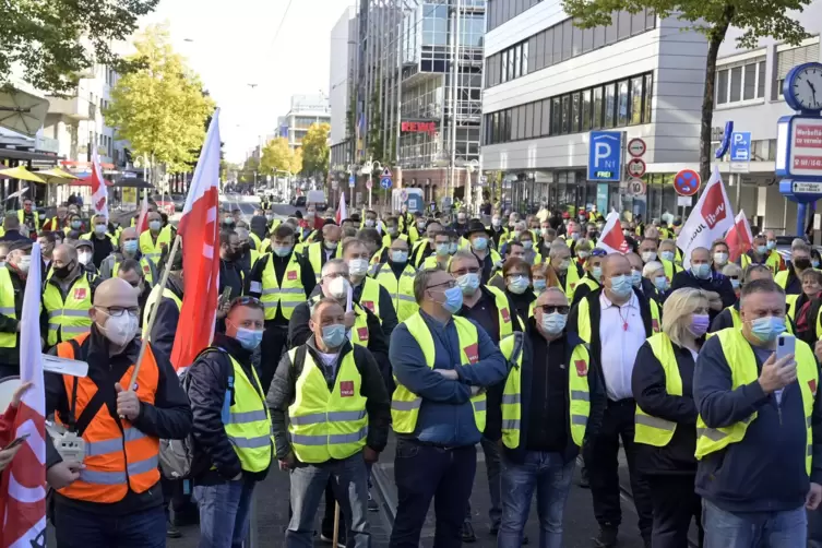 Am Freitagvormittag haben nach Angaben der Gewerkschaft Verdi rund 500 Busfahrer vor der VRN-Zentrale in Mannheim demonstriert. 
