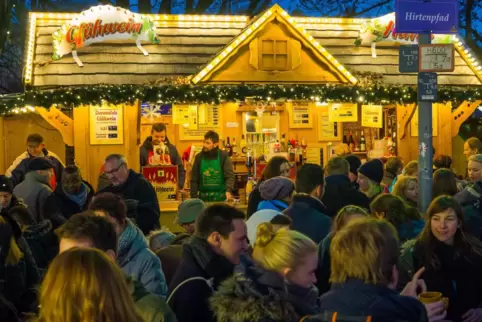 Dicht gedrängt am Glühweinstand: Ob das Weihnachtsmarkt-Bild 2021 auch so normal aussieht, ist noch offen.