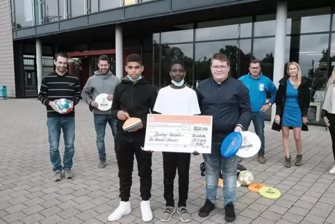 Die Zweibrücker Realschule übergab ihre Spende für die Realschule Bad Neuenahr-Ahrweiler (von links:): die beiden Lehrer Christi
