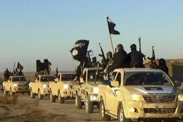 Das Foto aus dem Jahr 2017 zeigt einen Fahrzeugkonvoi mit Mitgliedern der Terrormiliz IS in Syrien. 