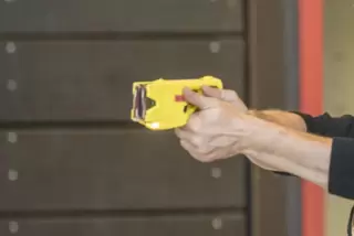Ein Taser – hier im Übungs-Einsatz. 