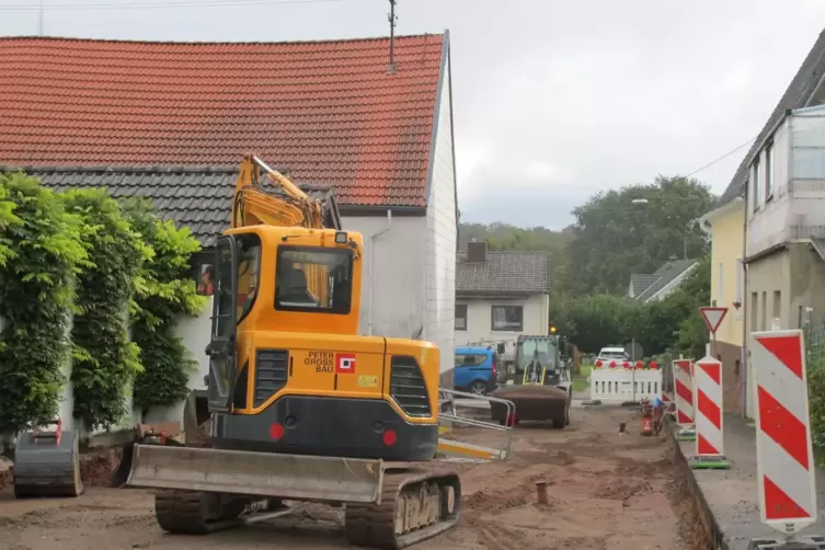 In dieser Woche hat der Ausbau der Ringstraße auf dem Hochstellerhof begonnen. Die Arbeiten werden ein Jahr dauern.