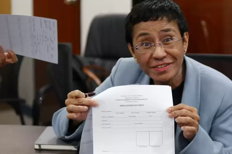 Maria Ressa mit einem Dokument im Zuge ihrer Verhaftung. 