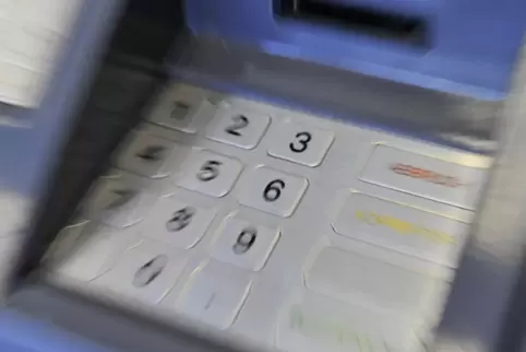  Die Polizei rät, das Tastaturfeld von Geldautomaten stets vor den Blicken anderer zu schützen. 