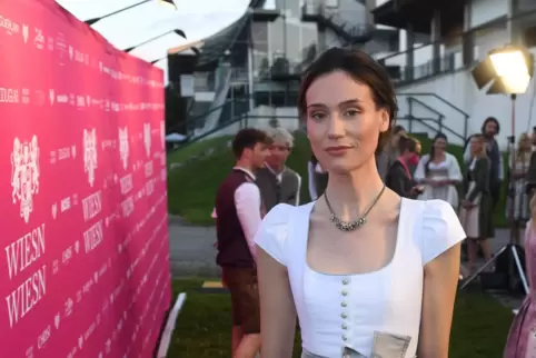 Markus Söders Tochter Gloria-Sophie Burkandt will vielleicht auch in die Politik. Hier posiert sie schon mal im Dirndl bei der „