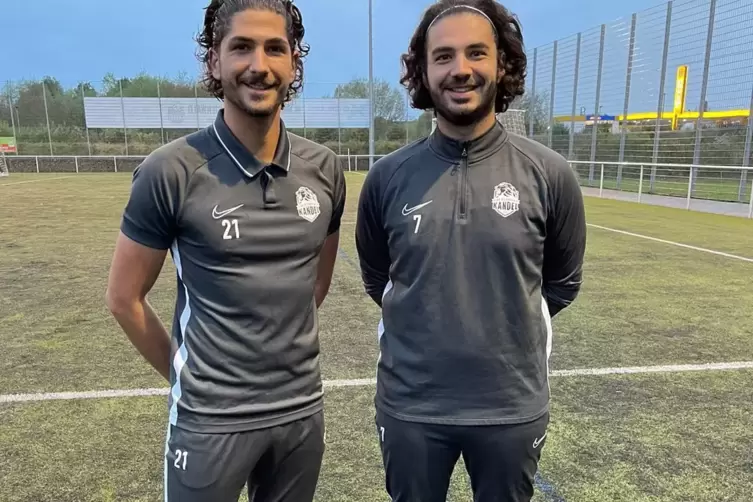 Anthony (links) und Alessio Asciutto sind bereit für das C-Klasse-Topspiel gegen den TSV Landau.