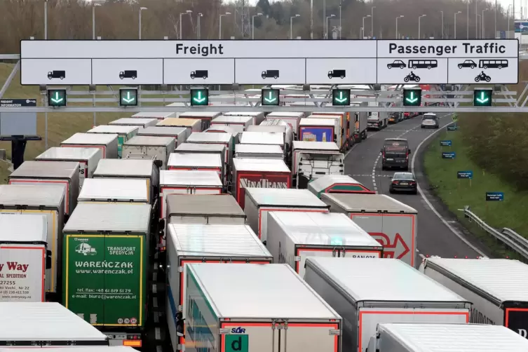 Stau vor dem Eurotunnel im britischen Folkestone, nachdem Ende 2020 mehrere EU-Staaten den Verkehr aus Großbritannien wegen eine