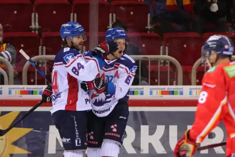 Adler-Jubel: Joonas Lehtivuori (rechts) und Andrew Desjardins