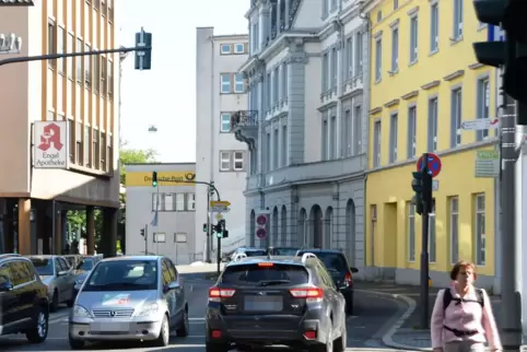 Die Grüne Welle hilft wenig, wenn lange Staus sie ausbremsen, sagt Leser Norbert Vogt. Im Bild die Kreuzung Landauer Straße und 