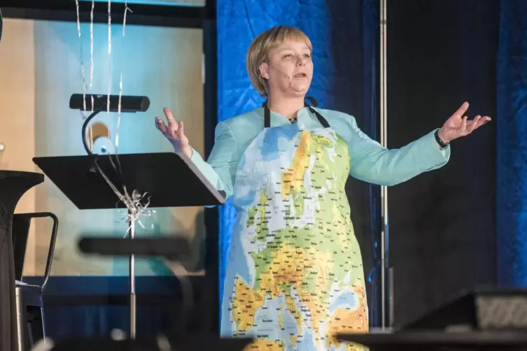 Die Welt auf der Kochschürze: Marina Tamássy in „Abschied von Mutti – Die finale Merkel-Revue“. 