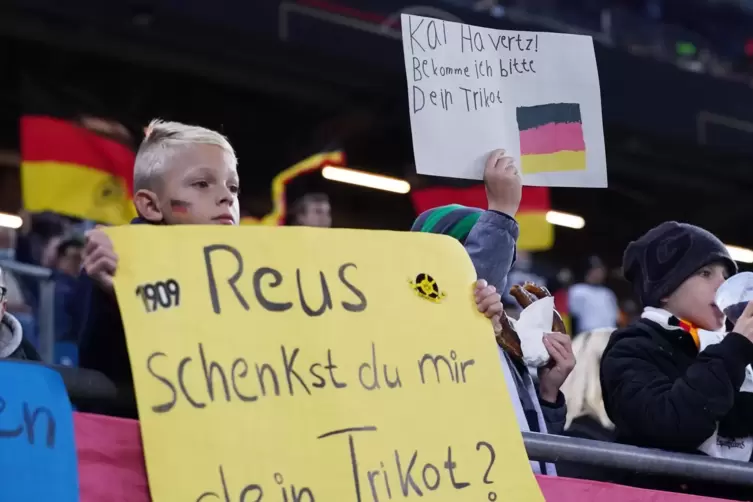 Alle wieder lieb miteinander: Fans beim Spiel Deutschland - Rumänien in Hamburg.