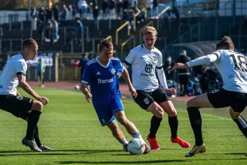 FKP-Mittelfeldspieler Daniel Bohl (am Ball) hatte die Riesenchance zum 1:0, das dann auf der anderen Seite der Ulmer Adrian Beck