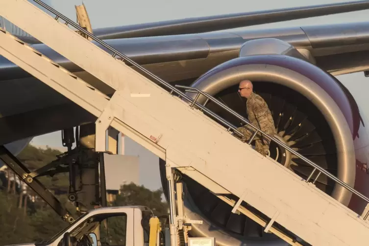 Samstagnachmittag: Standortkommandant General Joshua Olson inspiziert auf der Air Base in Ramstein das Flugzeug, mit dem am Aben