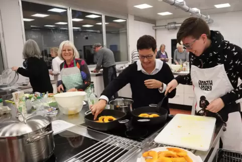 Beim Kochkurs „Jüdische Küche“ bereitet Christel Münz (links) gerade einen Salat mit Wassermelone und Feta zu. Religionspädagogi