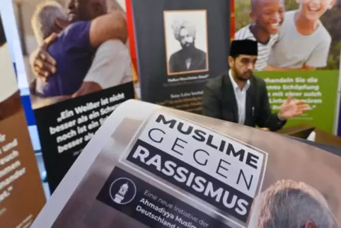 Die AMJ hat schon öfter Informationskampagnen veranstaltet. Unter anderem die Aktion „Muslime gegen Rassismus“.