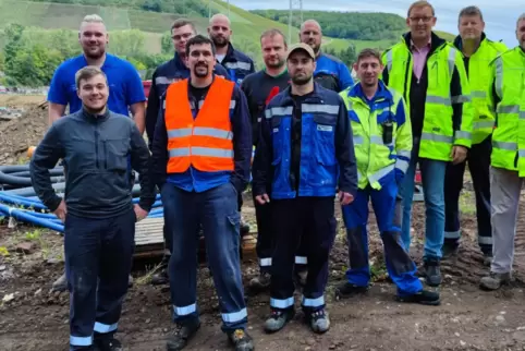 Das zwölfköpfige Einsatzteam mit Sebastian Heß am Funksprechgerät in der Bildmitte, rechts daneben Frank Nesselberger. Ein Teil 