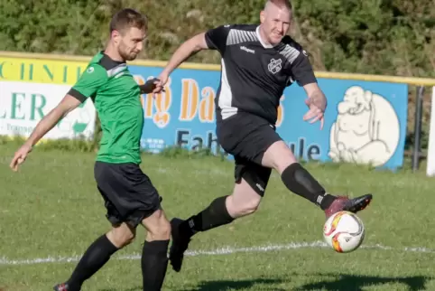  Daniel Voß (rechts) und seinem SV Dielkirchen gelingt der Kerwecoup gegen Moritz Rieras TSG Kerzenheim. 