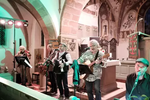 Beim Euroclassic-Konzert in der Großbundenbacher Kirche erklang keine Kirchenmusik, sondrn Irish Folk mit der Band Hexeschuss. 