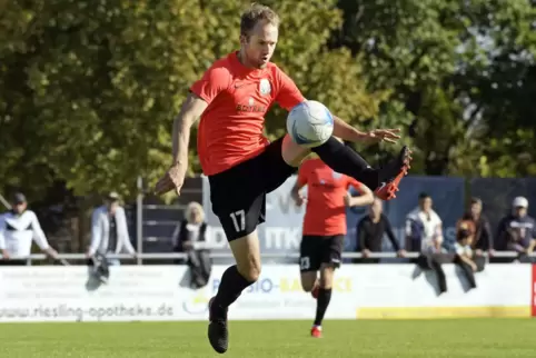 Schwungrad und Torschütze: Der überragende Christian Heil vom ASV Fußgönheim. 